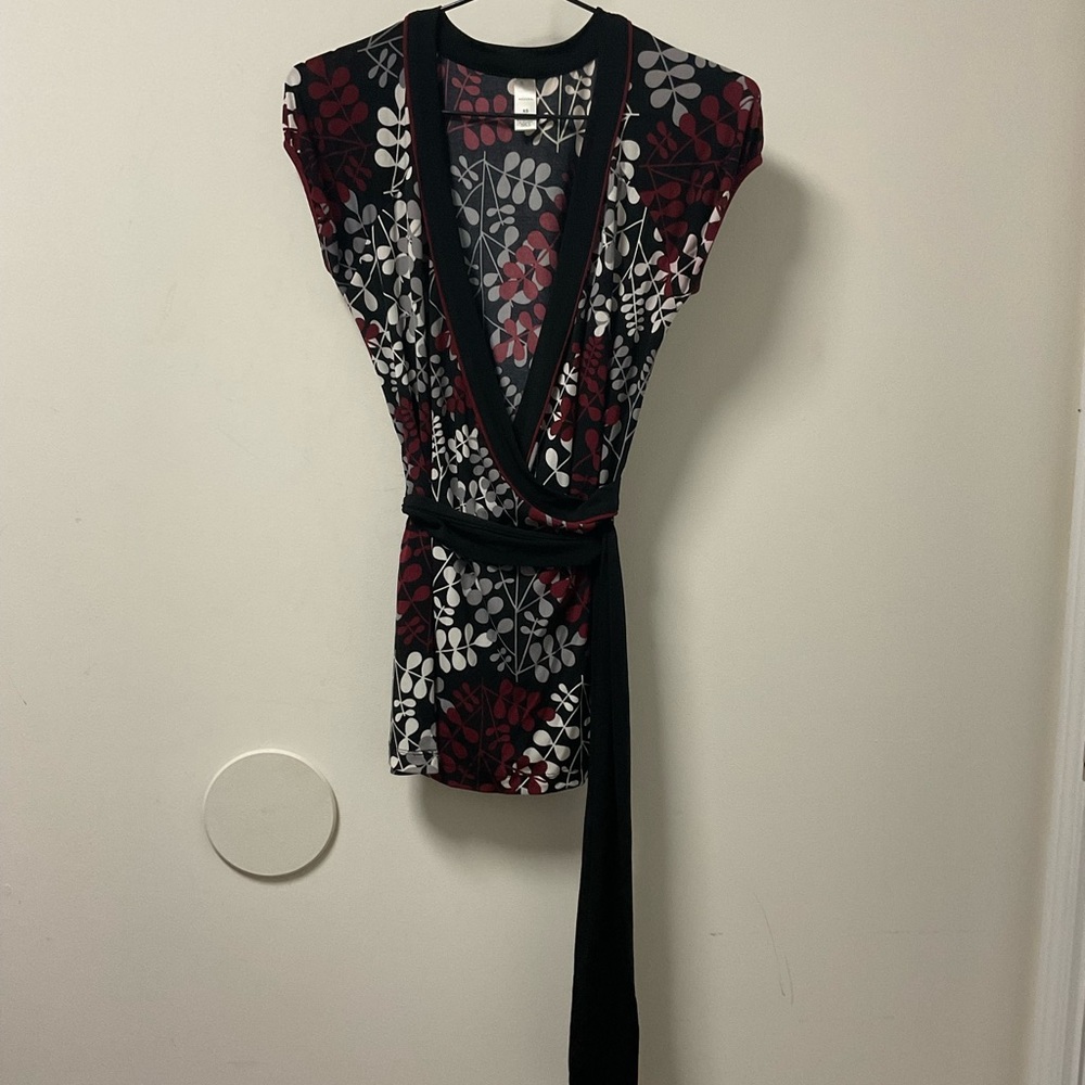 Pretty Merona Cranberry Grey & White Leaf Design On Black Cool Comfort Top! - Picture 9 of 13